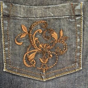 AnnTaylor Curvy Fit women’s jeans 12s. Lindsay waist. Embroidered rear pockets!